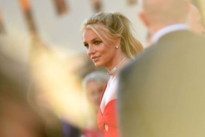 H Britney Spears γιορτάζει την επιτυχία του βιβλίου της χωρίς ρούχα στην παραλία