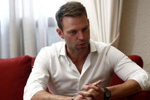 Ο Στέφανος Κασσελάκης δηλώνει αριστερός και πρόθυμος να πάει στρατό