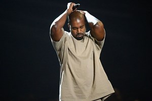Ο Kanye West έβαλε πανάκριβη μασέλα τιτανίου, το ίντερνετ αναρωτιέται αν αφαίρεσε τα δόντια του