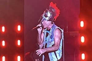 Όταν οι Iron Maiden πήγαν μπουζούκια για να ακούσουν Μανώλη Αγγελόπουλο