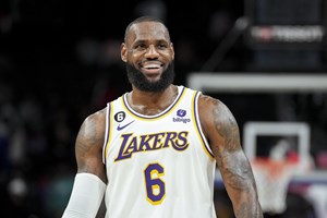 O Kyrie Irving κάνει διακοπές στην Κρήτη και μοιράζει λεφτά
