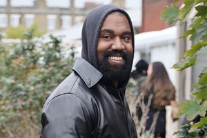 Ο Kanye West πουλάει πλέον μπλουζάκια με σβάστικες σαν να μην τρέχει τίποτα