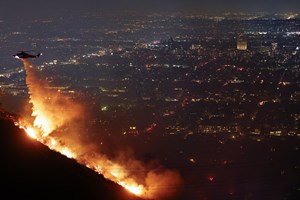 10 συγκλονιστικές φωτογραφίες από τη φωτιά στο Λος Άντζελες