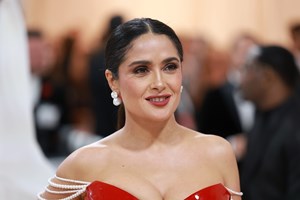 Η Salma Hayek ταΐζει τον σκύλο της από το στόμα της και κάπως τον ζηλέψαμε