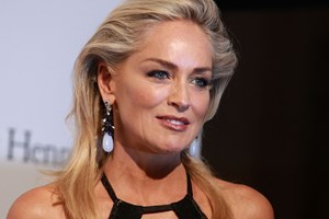 H Sharon Stone αποκάλυψε τον παραγωγό που την πίεσε να συνευρεθεί ερωτικά με τον Billy Baldwin