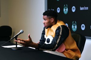 Ο Γιάννης Αντετοκούνμπο τρόλαρε τον Jaylen Brown και αυτός στράβωσε (video)