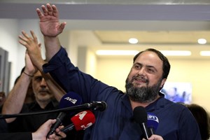 Σε άλλα νέα, το Twitter οργιάζει με τη συνέντευξη του Βαγγέλη Μαρινάκη στη Daily Mail