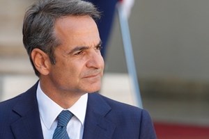 Σε άλλα νέα, υποψήφιος Ευρωβουλευτής με γραφείο τελετών απειλεί πως 'θα θάψει την Ευρώπη της Merkel'