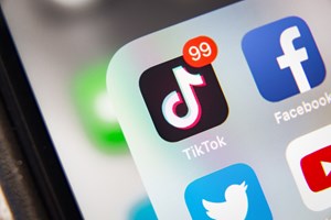 Χαζεύοντας στο TikTok από την τηλεόρασή σου