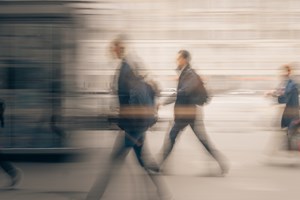 Οι λόγοι που η Gen Z δεν μπορεί να "σηκώσει κεφάλι"