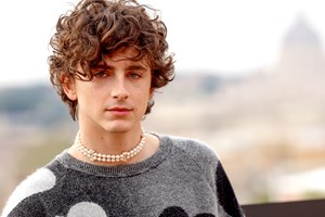 Ο Timothée Chalamet μοιάζει πιο πολύ από ποτέ με τον Bob Dylan