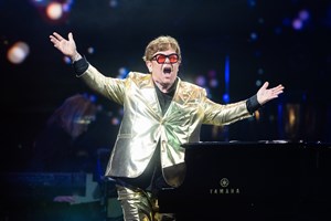 Οι εκκεντρικές εμφανίσεις του Elton John που θα θυμόμαστε πάντα