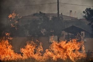 10 συγκλονιστικές φωτογραφίες από τις πυρκαγιές σε Αττική και Λουτράκι