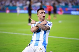 H στιγμή που ο Messi τραυματίζεται και αποχωρεί με κλάματα από τον τελικό του Copa America
