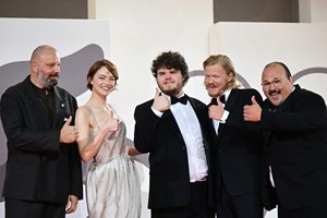 Η Emma Stone μίλησε ελληνικά για την πρεμιέρα του Bugonia στις Νύχτες Πρεμιέρας (video)