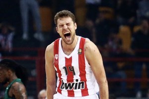 Και δηλαδή, πόσο διαφέρει η μεταγραφή Σπανούλη από αυτήν του Σλούκα;