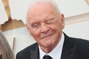 Ο Anthony Hopkins κλείδωσε τον Bill Skarsgard στο αυτοκίνητό του, στη νέα ταινία Locked
