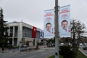 Δημοσιογράφος έτρεμε σε ζωντανή μετάδοση από τον σεισμό στην Κωνσταντινούπολη (video)