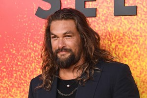 O Jason Momoa έβαλε το biker jacket που θα φορούσαμε και χωρίς μηχανή