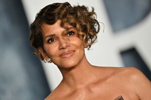 Halle Berry με μπικίνι για να μπει καλά ο Οκτώβριος