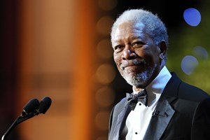 O μακάβριος λόγος για τον οποίο ο Morgan Freeman φοράει σκουλαρίκι