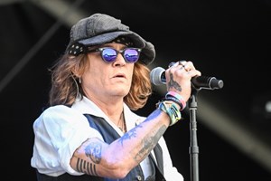 Η επιστροφή του Johnny Depp ως Λουδοβίκος ΙΕ είναι αναπάντεχα καλή