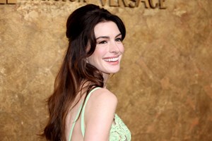 H Anne Hathaway ανεβάζει υπέροχες εικόνες από Ελλάδα στο instagram