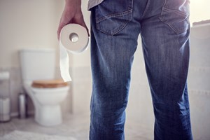Τι κινδυνεύεις να πάθεις αν κάθεσαι στην τουαλέτα πάνω από 15 λεπτά