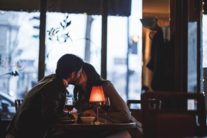 Μερικές αποτελεσματικές συμβουλές για να αναζωπυρώσεις το χαμένο πάθος στη σχέση σου
