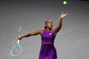 H Aryna Sabalenka έκανε πως "ουρεί" πάνω στο βραβείο από το Australian Open και ξεσήκωσε αντιδράσεις (video)