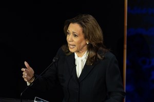 O λόγος που ο Biden εμφανίστηκε με καπέλο της καμπάνιας του Trump