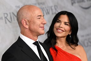 Ο Jeff Bezos λέει ότι η πρώτη του διαστημική πτήση έμοιαζε με μνημόσυνο