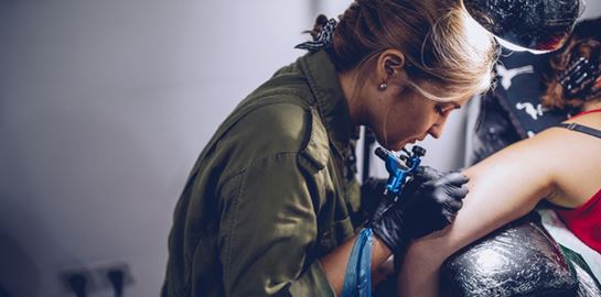 Οι Ουκρανοί κάνουν τατουάζ για τον πόλεμο