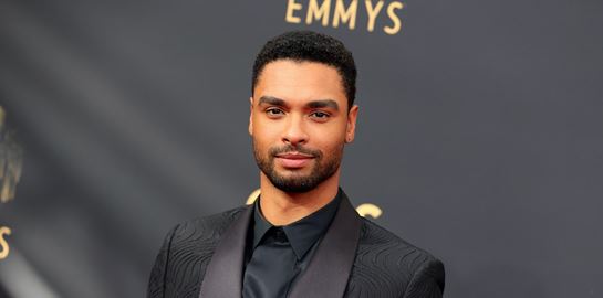 Μόλις ακούσαμε τον Rege-Jean Page να τραγουδά στα ελληνικά