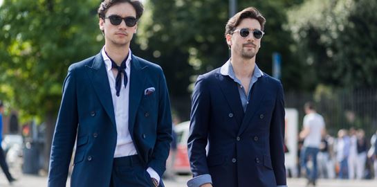 Ένα μπλε κοστούμι πρέπει να κρέμεται σε κάθε αντρική γκαρνταρόμπα