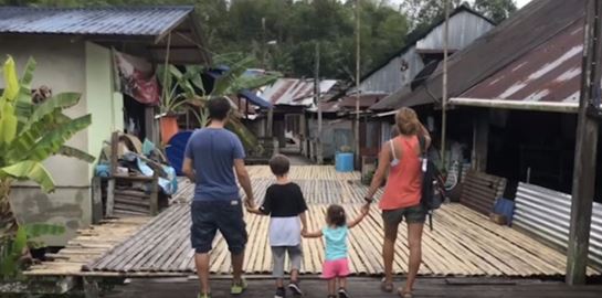 Μία τετραμελής οικογένεια από την Ελλάδα γυρίζει τον κόσμο