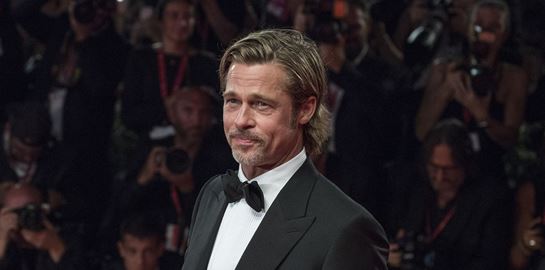 Ο Brad Pitt επιμένει κλασικά στο κόκκινο χαλί και βγαίνει νικητής