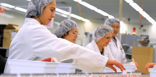 Προτεραιότητα σε ηλικιωμένους και υγειονομικούς για το εμβόλιο