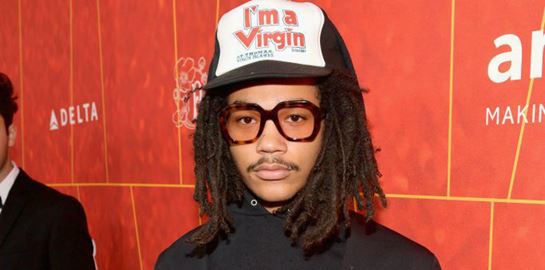 Influencer δεν κάνει influencing. Τρώει μήνυση. Φτιάχνει την τέλεια ιστορία για φέτος