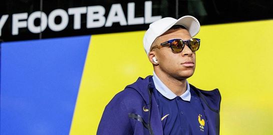 Στον καρπό του Kylian Mbappé δεσπόζει ένα εμβληματικό, διαμαντένιο ρολόι