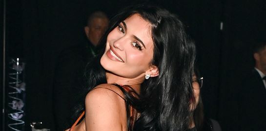 Η Kylie Jenner με σουτιέν από ρόδι είναι ό,τι πιο σέξι -και περίεργο- είδαμε σήμερα (video)