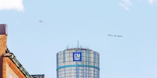 Ο ουρανός της Νέας Υόρκης γέμισε με τα τελευταία λόγια του George Floyd