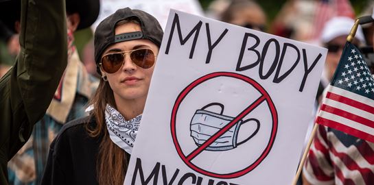 Ο αριθμός των ομάδων ενάντια στις μάσκες αυξάνεται στο Facebook