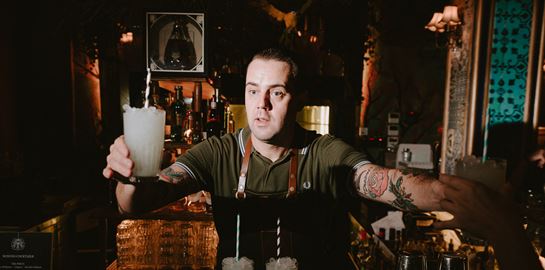 Ο Simone Caporale πιστεύει ότι τα μπαρ μπορούν να σώσουν τον κόσμο