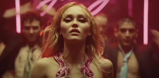 Στο νέο trailer του The Idol δε χορταίνουμε τη Lily-Rose Depp