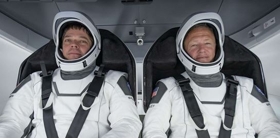 Η διαστημική κάψουλα της SpaceX επιστρέφει στη Γη