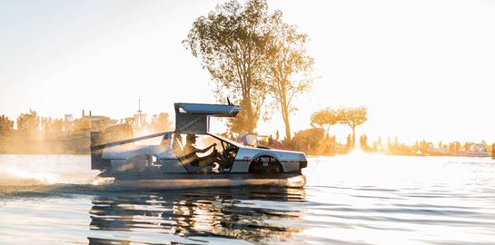 Γιατί να αγοράσεις σκάφος όταν μπορείς να αποκτήσεις ένα DeLorean Hovercraft;