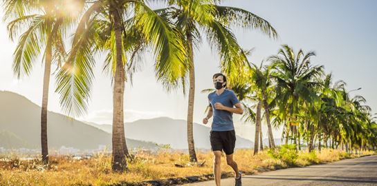 Ο ήλιος, η υγρασία και η ζέστη αποδυναμώνουν τον κορονοϊό