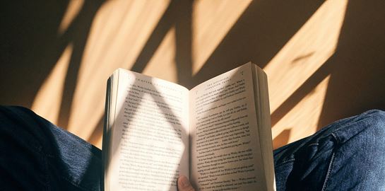 Γιατί το να διαβάζεις βιβλία έχει πολλά οφέλη για την υγεία