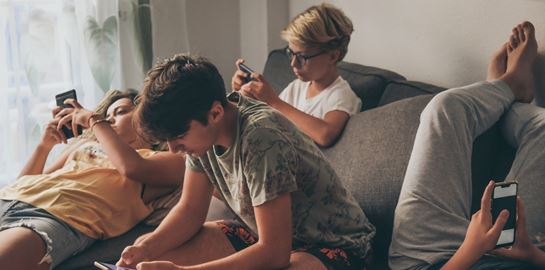 Έρευνα σκιαγραφεί το προφίλ των εφήβων στην Ευρώπη